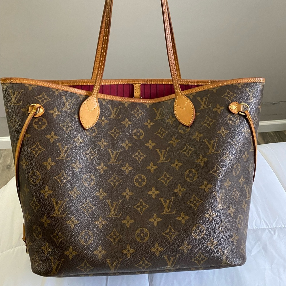 LOUIS VUITTON Neverfull Bag with hot pink